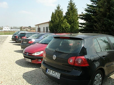Parking Obok Lotniska zlokalizowany jest w czystej i bezpiecznej okolicy.