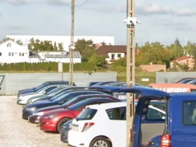 Oświetlony i pod stałym nadzorem kamer.